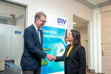 La consejera de Turismo, Yaiza Castilla, se reúne