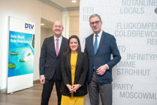 La consejera de Turismo, Yaiza Castilla, se reúne