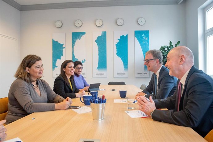 La consejera de Turismo del Gobierno de Canarias, Yaiza Castilla, se reúne con representantes de la DRV