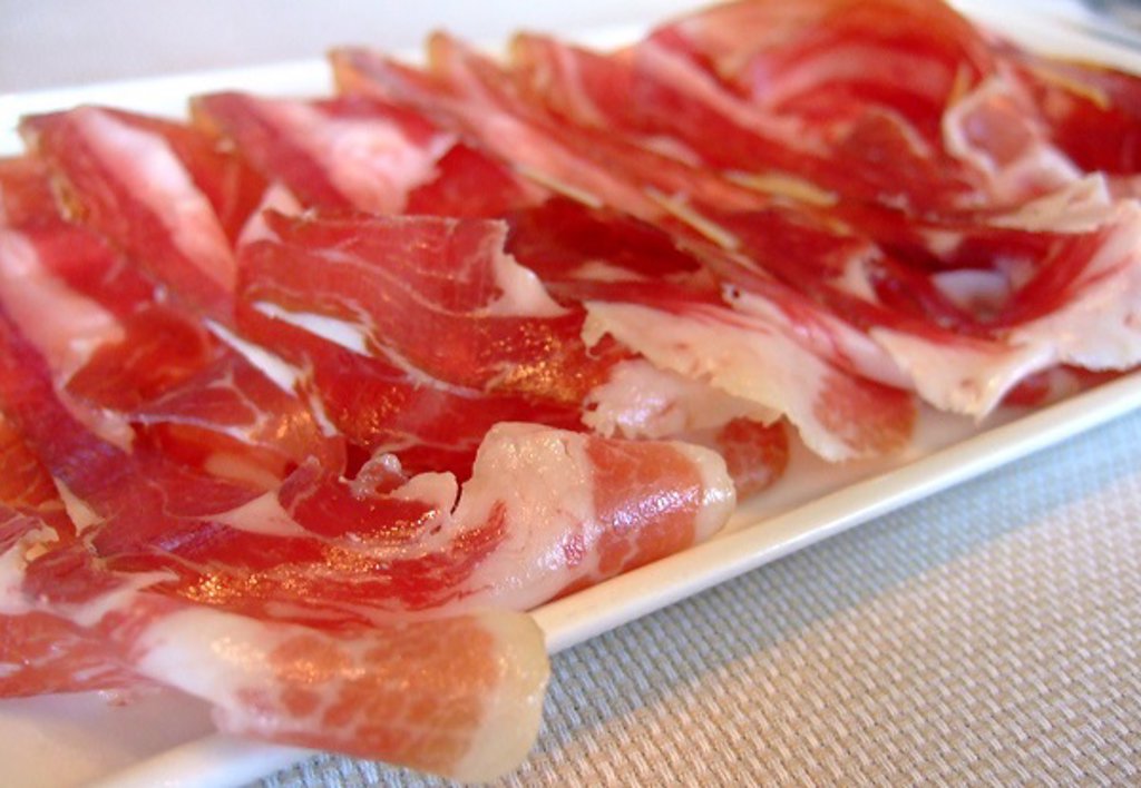 Luz pulsada para eliminar la Listeria del jamón