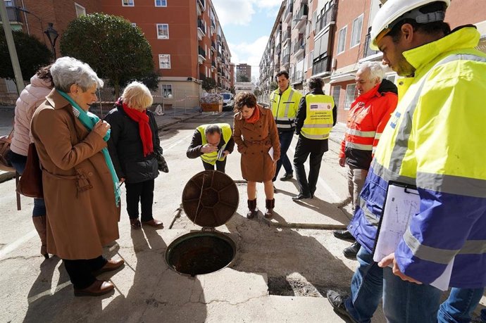 María Sánchez visita las obras de renovación de la red en el barrio de Cuatro de Marzo.