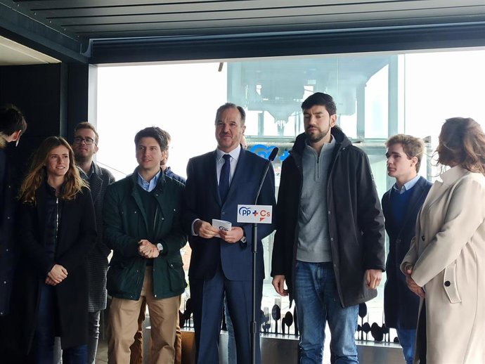 Carlos Iturgaiz con jóvenes de Nuevas Generaciones y cargos del PP.