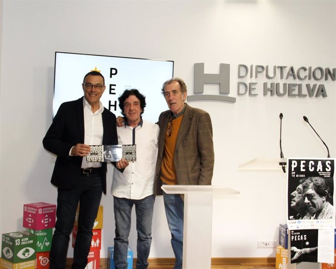 El presidente de la Diputación, Ignacio Caraballo, junto al cantaor onubense Vicente Redondo Saavedra 'El Pecas' y a su productor, Jesús Cayuela,durante la presentación del disco 'Yo, tu mismo'