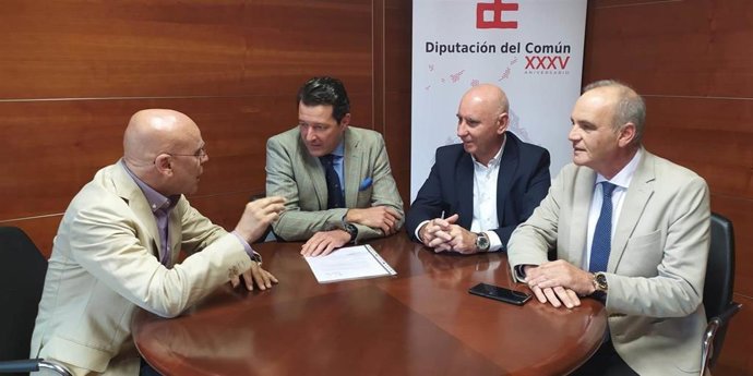 El Diputado del Común, Rafael Yanes, se reúne con los responsables del Servicio de Neurocirugía y Traumatología del HUC