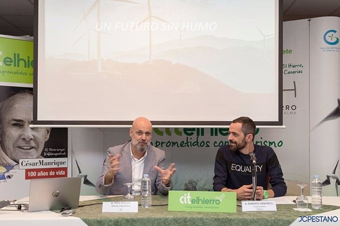 El manager de asuntos corporativos de Philip Morris en Canarias, Pepe Segura, imparte una charla en El Hierro