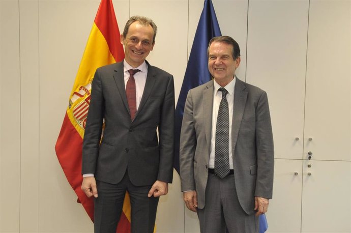 El ministro de Ciencia e Innovación, Pedro Duque, y el presidente de la FEMP, Abel Caballero