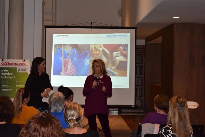 Imagen del encuentro sobre voluntariado celebrado en la oficina de Caixa Bank Sierpes en Sevilla.