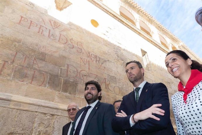 López Miras inaugura la fachada principal de la iglesia parroquial de El Salvador