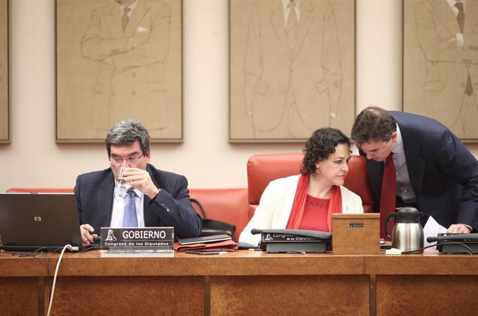 El ministro de Inclusión, Seguridad Social y Migraciones, José Luis Escrivá, y la presidenta de la Comisión de Seguimiento y Evaluación de los Acuerdos del Pacto de Toledo, Magdalena Álvarez, en el Congreso.
