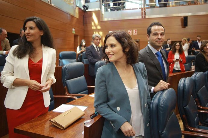 Imagen de recurso de la portavoz de Vox, Rocío Monasterio (i) el vicepresidente regional, Ignacio Aguado, junto a la presidenta de la Comunidad de Madrid, Isabel Díaz Ayuso (c).