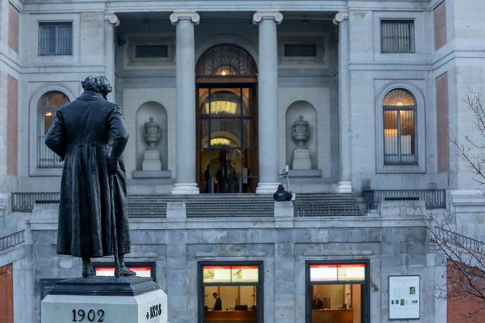 Estatua de Goya frente a la entrada del Museo del Prado