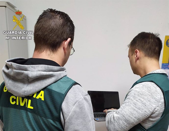 Imagen de dos agentes de la Guardia Civil de Huelva