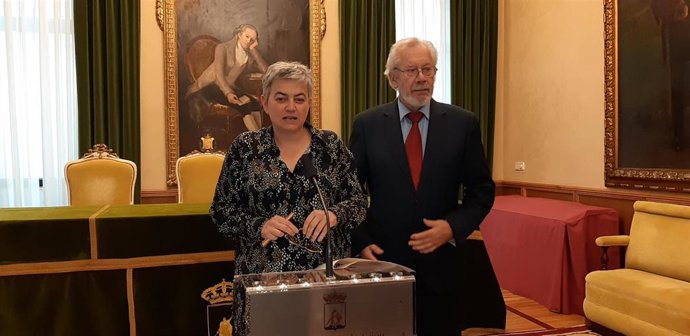 La alcaldesa de Gijón, Ana González, y el presidente de la SIBI, Marcelo Palacios, durante la presentación del XI Congreso Internacional de Bioética, el pasado mes de febrero