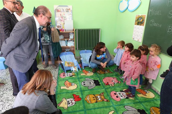 El presidente de Aragón en la nueva aula de la escuela infantil de Villarquemado (Teruel).