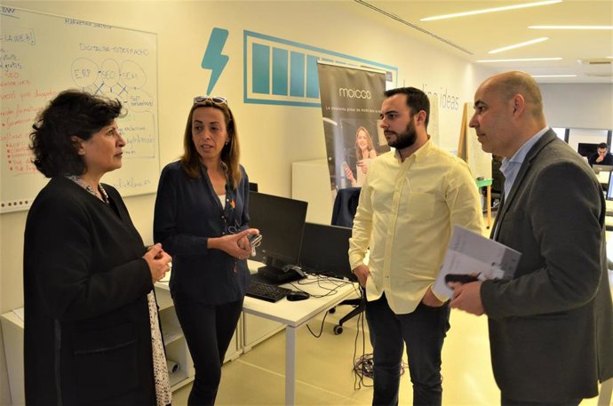 Los diputados provinciales Carmen Navarro y Domingo Fernández visitan El Cable