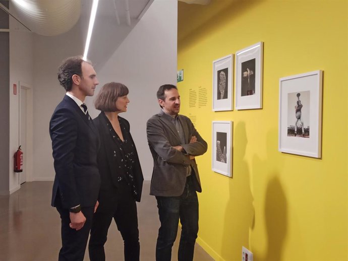 El director de Kutxa Fundazioa, Ander Aizpurua,  la directora de la sala Artegunea de Kutxa, Ane Abalde y el comisario Peio Aguirre.