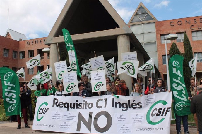 Representantes de la Central Sindical Independiente y de Funcionarios (CSIF) se han concentrado ante la sede de la Conselleria de Educación en Valncia