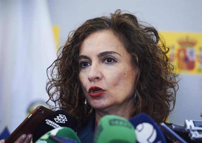 La ministra de Hacienda y portavoz del Gobierno, María Jesús Montero, hace declaraciones en Santander en el acto de toma de posesión de la delegada del Gobierno, Ainoa Quiñones