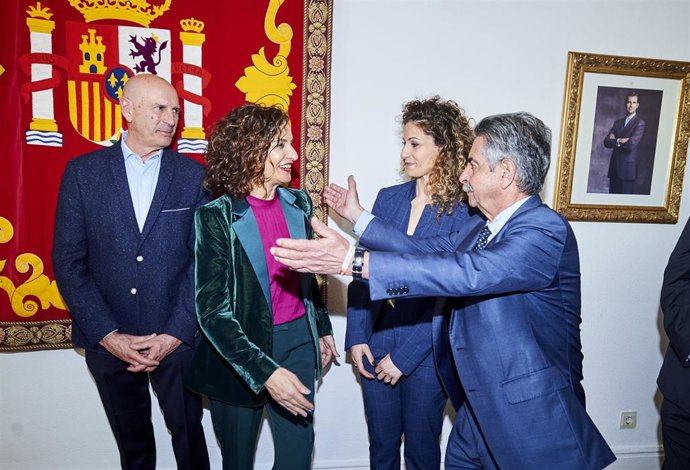 El presidente de Cantabria, Miguel Ángel Revilla (1d), saluda a la ministra de Hacienda y portavoz del Gobierno, María Jesús Montero (2i); y a Ainoa Quiñones (2d), tras la toma de posesión de Quiñones como nueva delegada del Gobierno en Cantabria