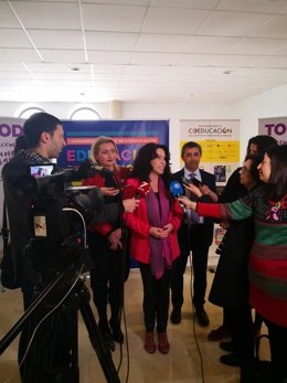 La consejera de Igualdad, Rocío Ruiz, atiende a los medios antes de inaugurar el I Congreso de Coeducación en Sevilla.