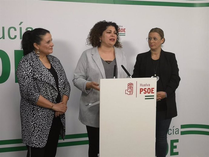 La secretaria de Igualdad de la Ejecutiva Provincial del PSOE de Huelva, Eva Salazar, en rueda de prensa