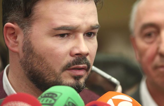 El portaveu d'ERC al Congrés, Gabriel Rufián, en declaracions a la premsa després de la petició per crear d'una comissió d'investigació sobre les presumptes irregularitats que va cometre el rei Joan Carles I, Madrid (Espanya), 5 de març del 2020.