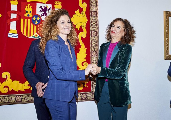 La ministra de Hacienda y portavoz del Gobierno, María Jesús Montero (d), felicita a  Ainoa Quiñones (i), tras tomar posesión como nueva delegada del Gobierno en Cantabria, en la Delegación del Gobierno, en Santander/Cantabria (España) 