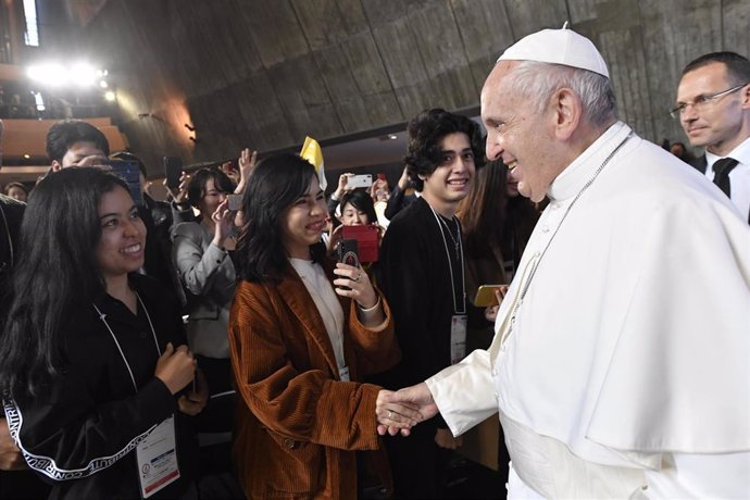 El Papa con jóvenes japoneses durante su última visita al país