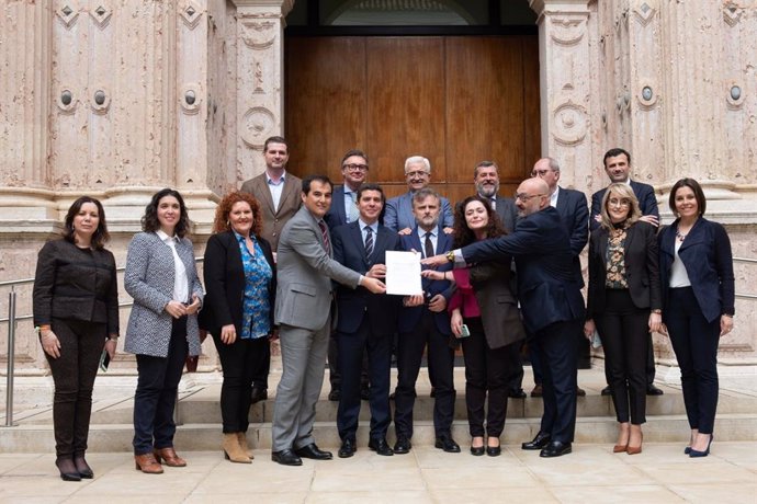 Parlamentarios andaluces por Cdiz y portavoces de loa grupos políticas con la declaracion Parlamento andaluz firman una Declaración Institucional a favor de Cádiz 2025
