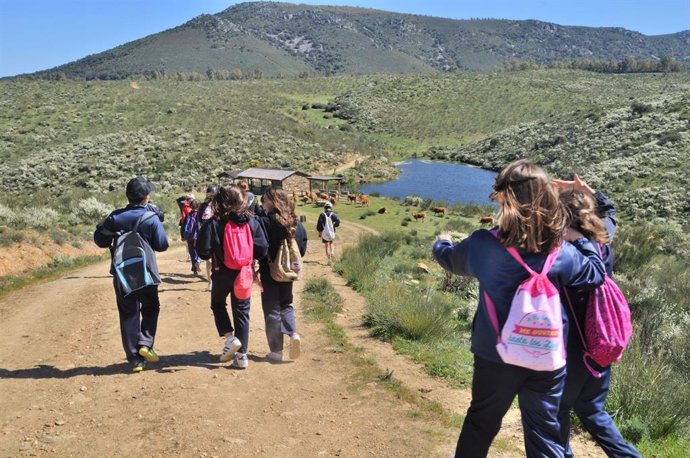 Un grupo de alumno en una de las visitas al GeoCentro Monfragüe