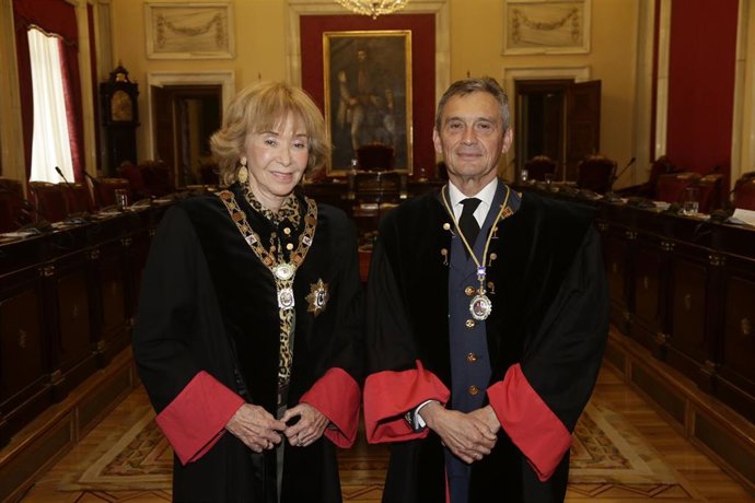 La presidenta del Consejo de Estado, María Teresa Fernández de la Vega, junto al JEMAD, el general Miguel Ángel Villaroya