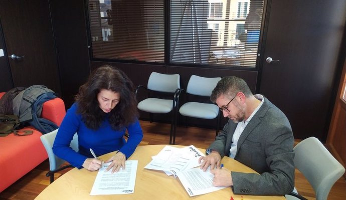 La presidenta del AAAPIB y el director del Teatro Principal de Palma firman el acuerdo sobre los salarios para los profesionales del sector.