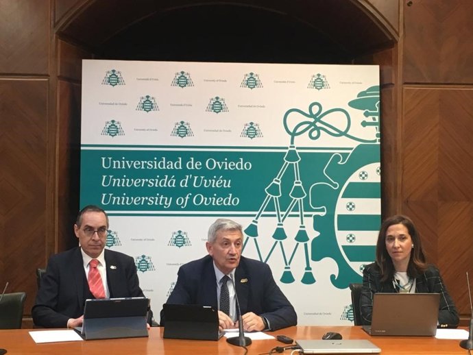 El rector de la Universidad de Oviedo, Santiago García Granda, junto al vicerrector de Organización Académica, Juan José del Coz, y la secretaria general de la Universidad, Eva María Cordero