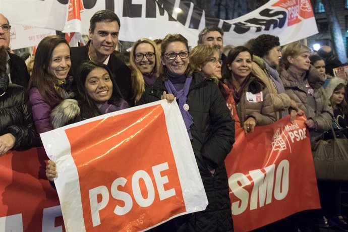 El líder del PSOE, Pedro Sánchez, en la manifestación feminista del 8 de Marzo