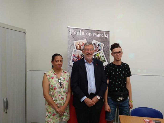 Imagen de archivo del director de Cáritas Diocesana de Madrid, Luis Hernández Vozmediano, con dos beneficiarios.