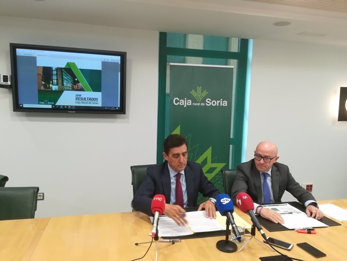 Carlos Martínez (izda) y Domingo Barca explican los resultados de Caja Rural de Soria en 2019.