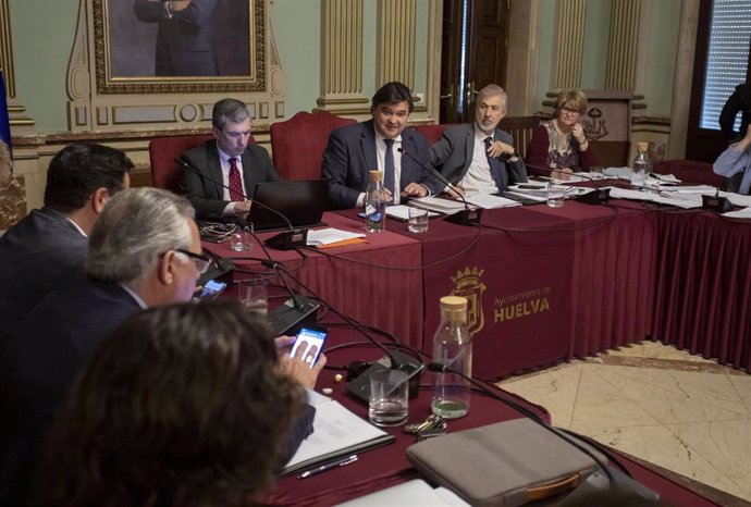 El alcalde de Huelva, Gabriel Cruz, durante el pleno extraordinario sobre presupuestos.