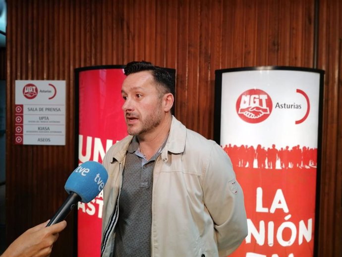 Javier Fernández Lanero atiende a los medios.