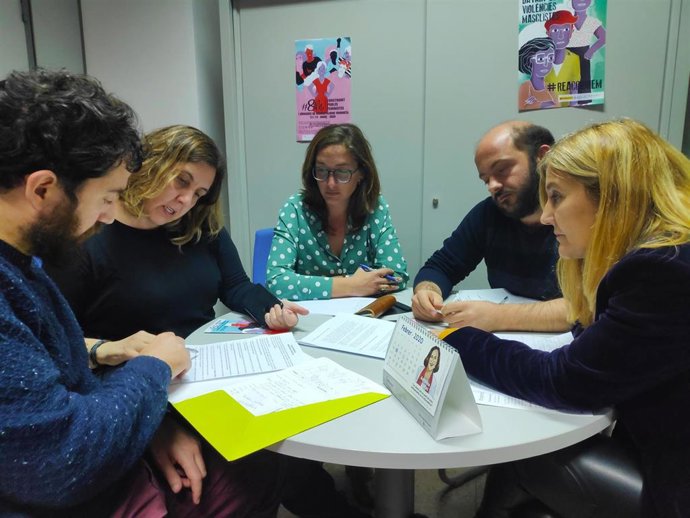 Més-Estimam Palma y la directora insular de Igualdad, Rosa Cursach, se reúnen para buscar vías conjuntas para impulsar políticas transversales de género.