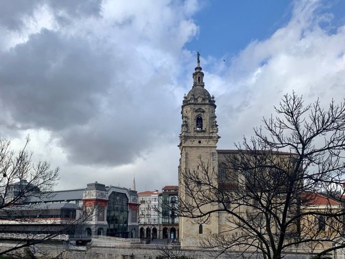 Imagen de Bilbao con nubes y claros. Iglesia de San Antón y Mercado de la Ribera