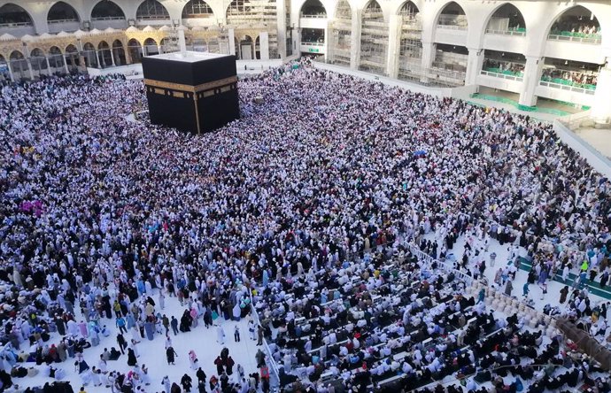 Coronavirus.- Arabia Saudí desinfecta los alrededores de la Kaaba, en La Meca, a