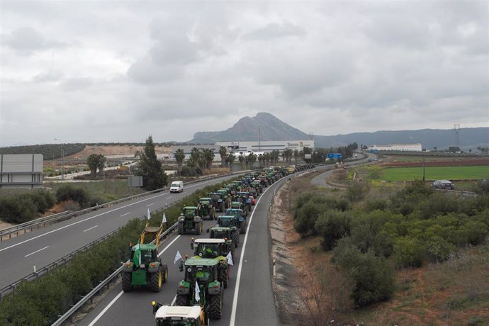 Tractorada de agricultores en Antequera, en la provincia de Málaga, en protesta por la situación del sector agrario y ganadero
