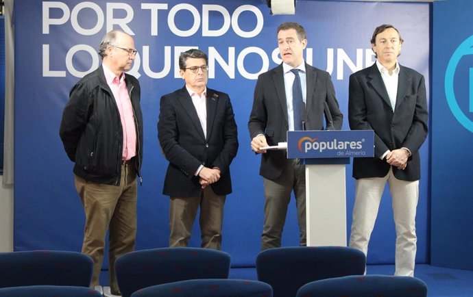 Los diputados y senadores del PP de Almería en rueda de prensa