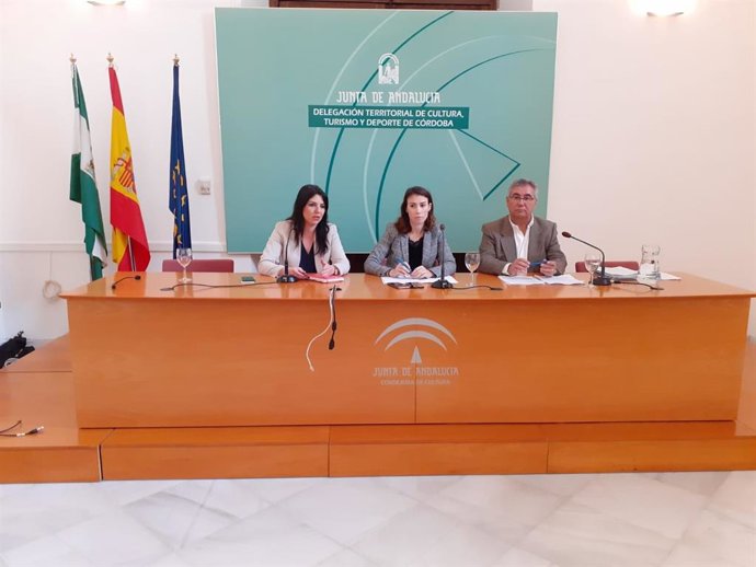 Mar Ahumada (centro), durante el acto celebrado en Córdoba.