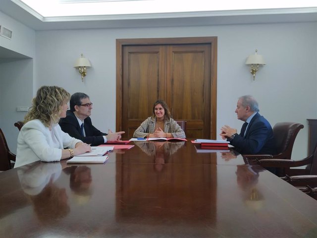 Reunión entre la consejera de Educación, Rocío Lucas, y representantes de la Cámara de Comercio de Soria.