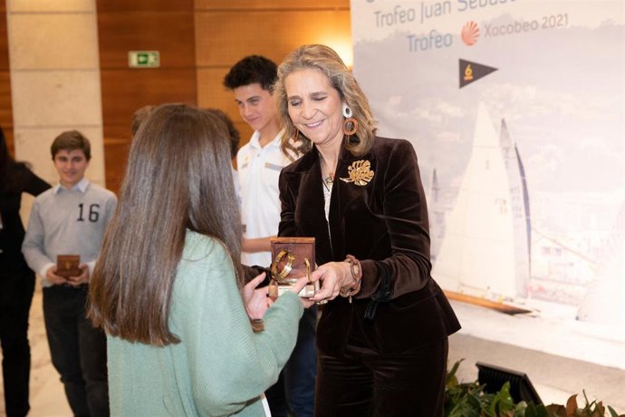 La Infanta Elena en la ceremonia de entrega de trofeos de la Copa de España de 6 metros.