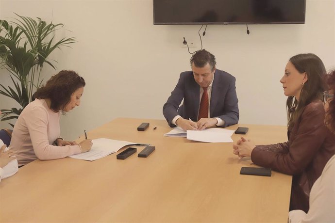 Firma del convenio entre el alcalde de La Rinconada y Afadi