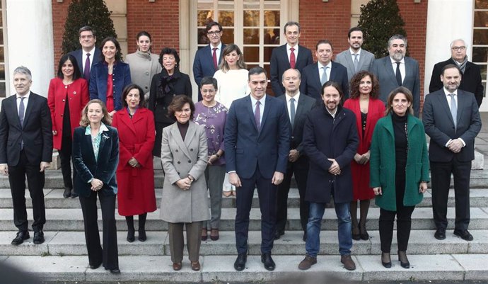 Foto de familia del presidente, los cuatro vicepresidentes y de los 18 ministros que componen el Gobierno de coalición del PSOE y Unidas Podemos.