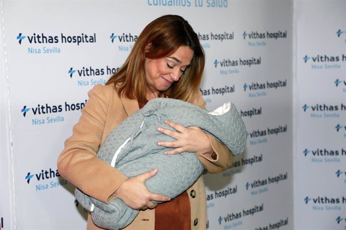Toñi Moreno abandona el Hospital con su hija Lola