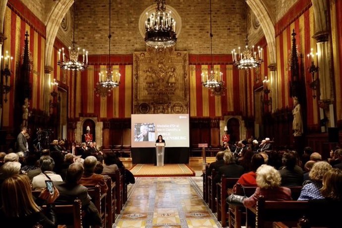 La alcaldesa de Barcelona, Ada Colau, preside la entrega de la Medalla al Mérito Científico del Ayuntamiento, a título póstumo, a Jorge Wagensberg